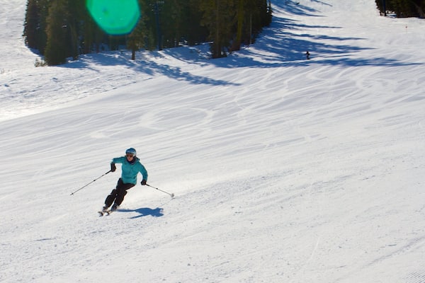Sugar Bowl mostrando nieve, esquí y montañas