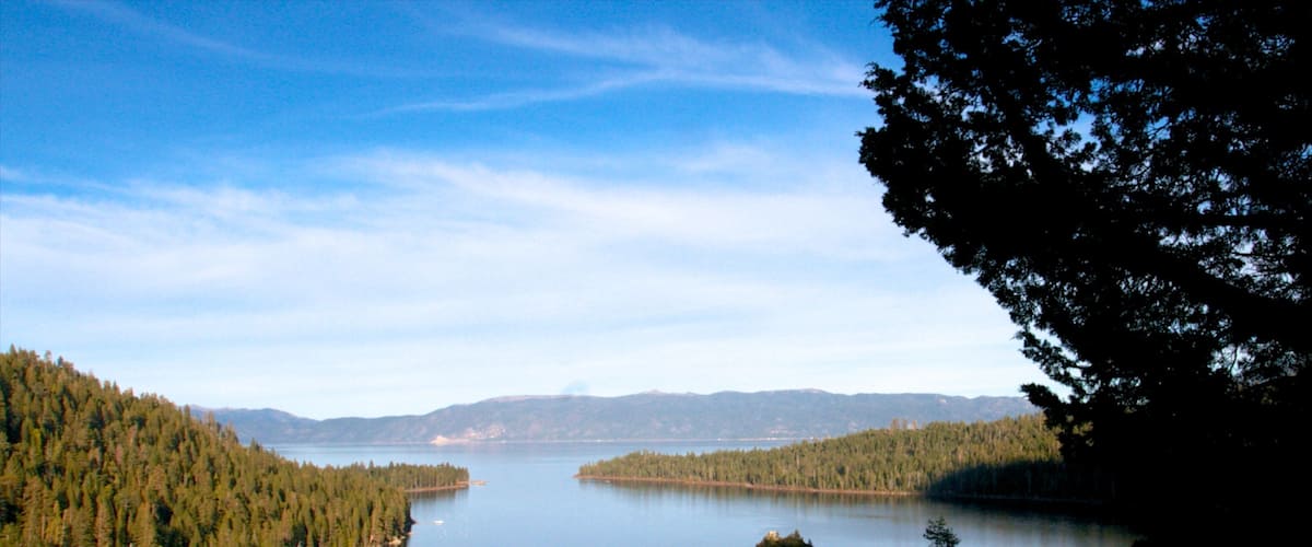 Emerald Bay State Park que incluye vistas generales de la costa, escenas forestales y vistas de paisajes