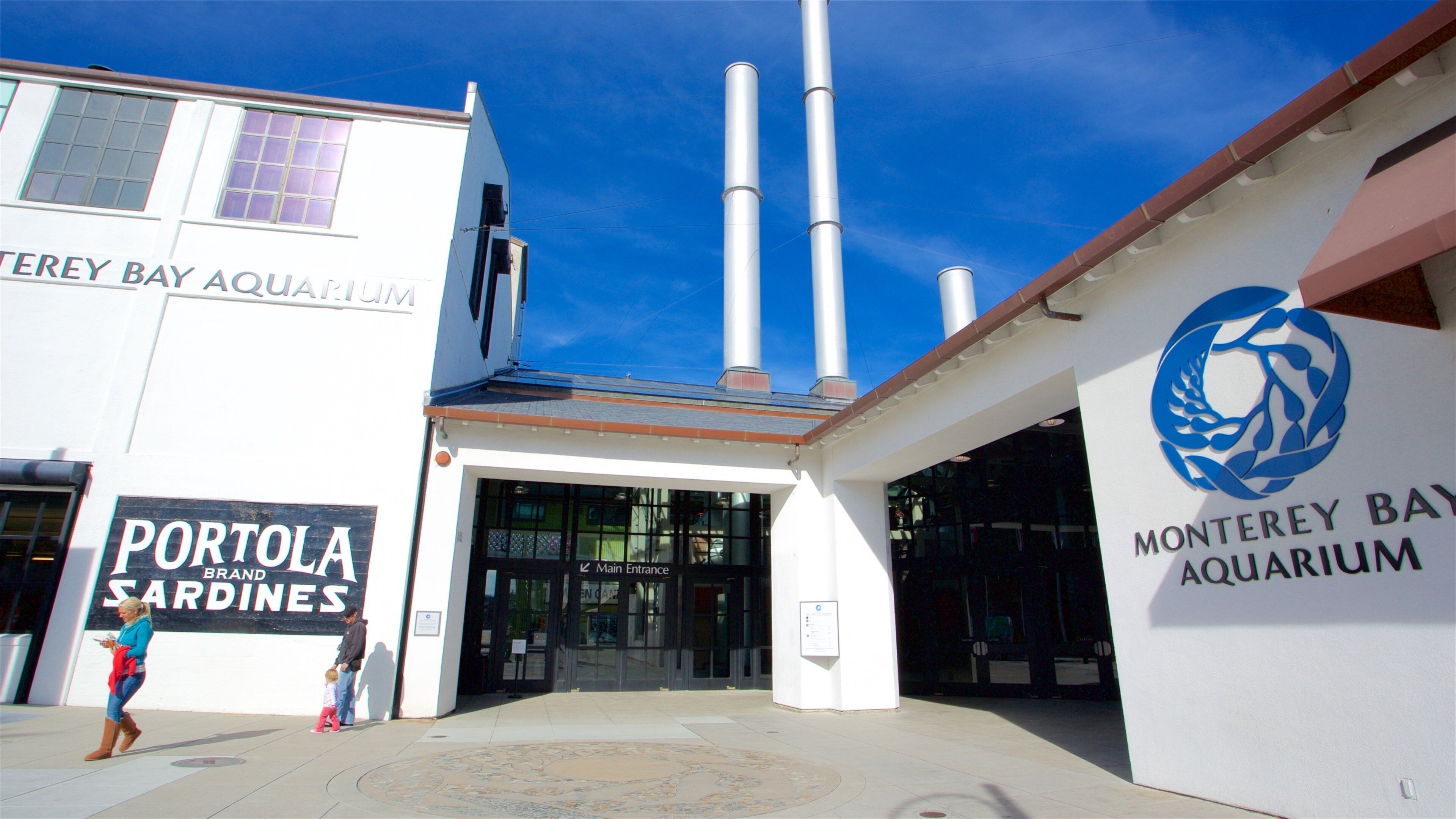 Der Eingang zum Monterey Bay Aquarium bei blauem Himmel.