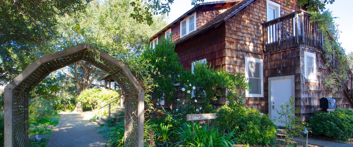 Los Altos History Museum caracterizando um parque e uma casa