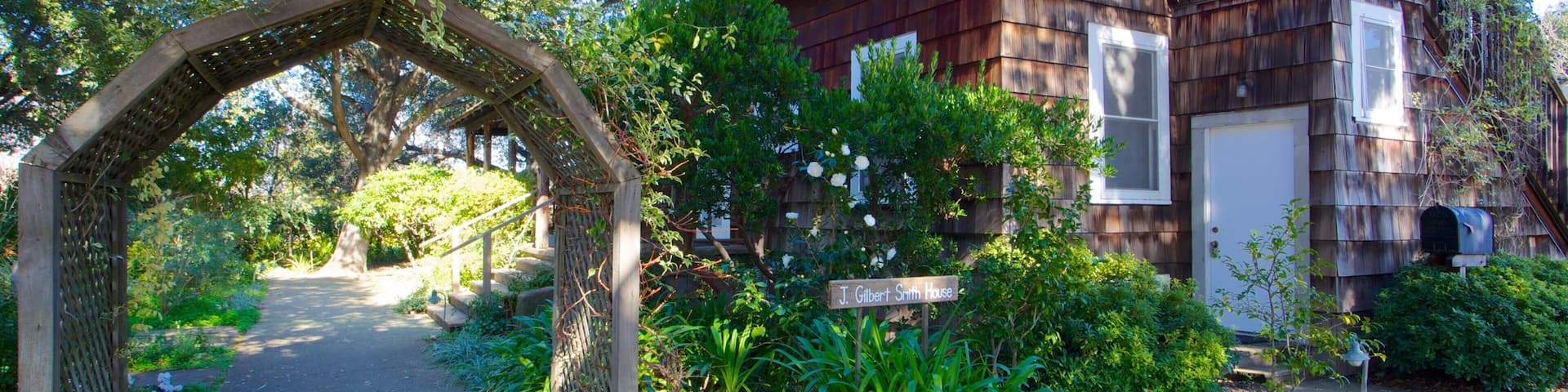 Los Altos History Museum featuring a house and a garden