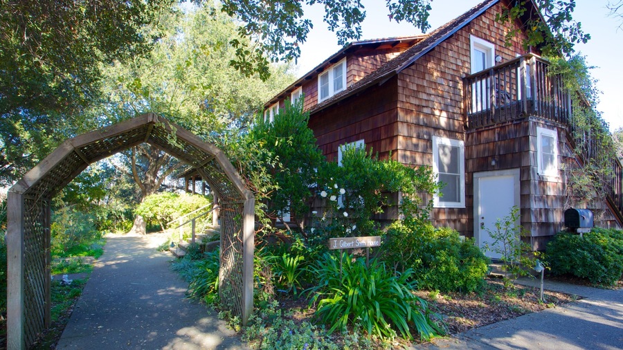 Los Altos History Museum showing a garden and a house