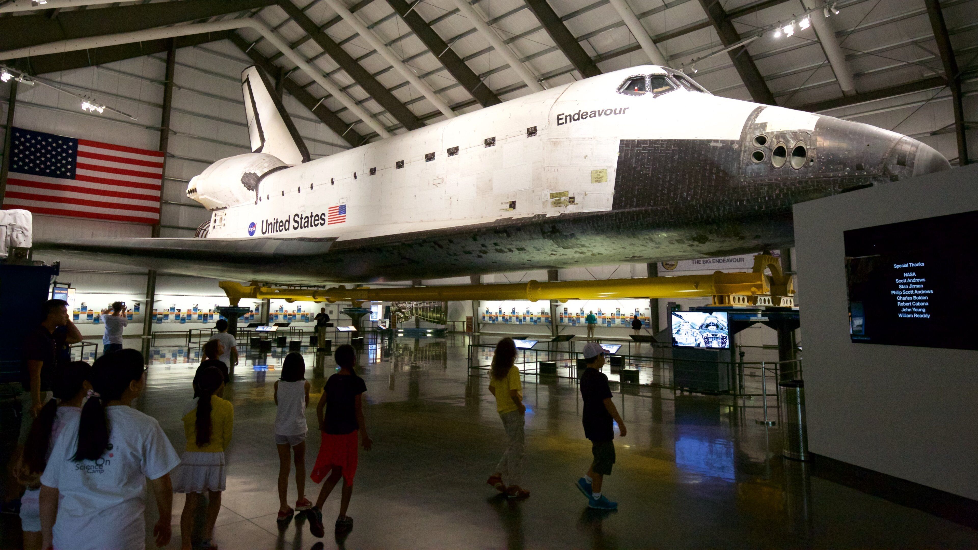 California Science Center inclusief interieur en vliegtuigen en ook kinderen