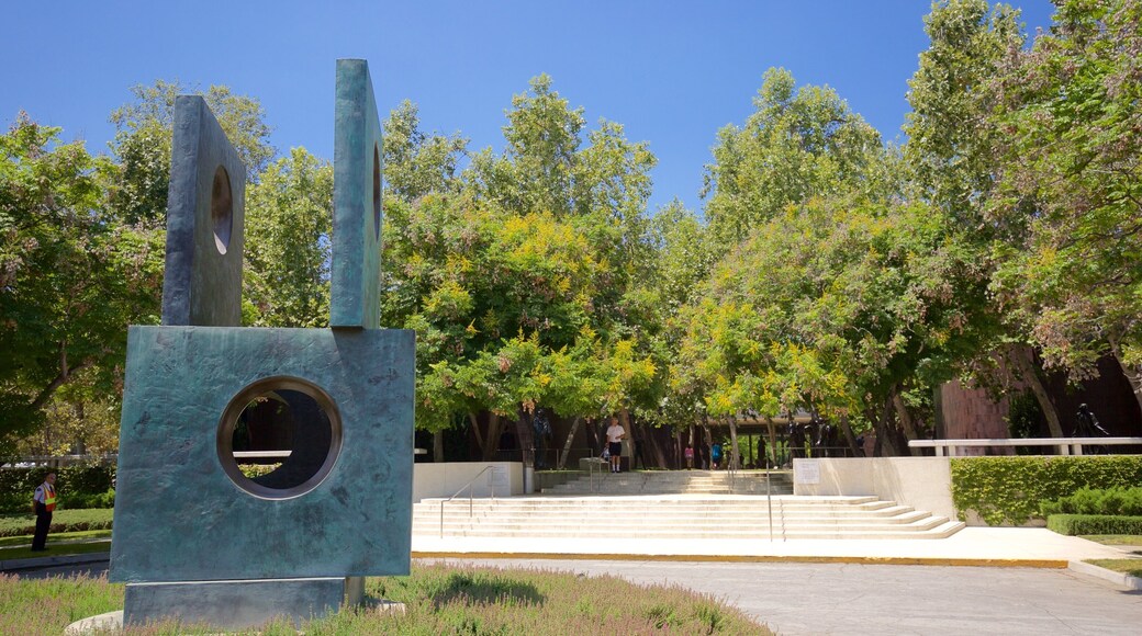 Norton Simon Museum which includes outdoor art