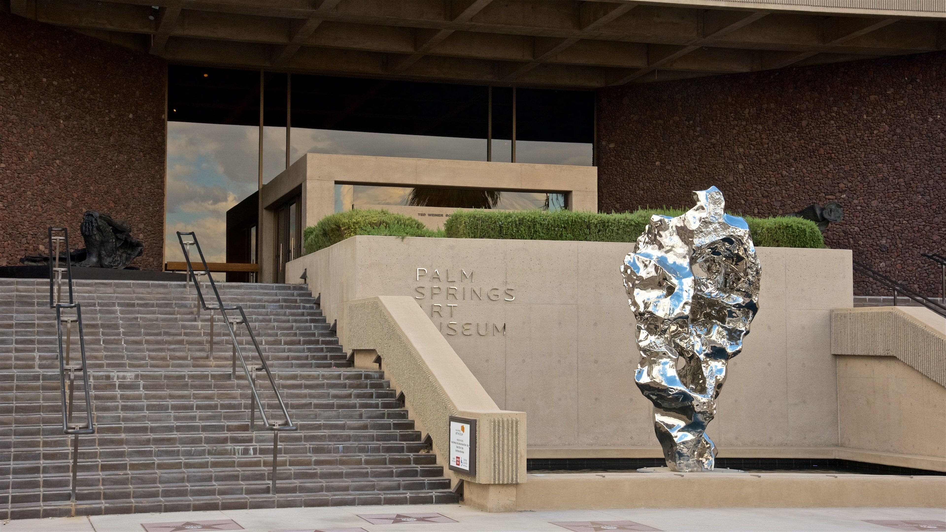 Uma escultura em frente ao Museu de Arte de Palm Springs.