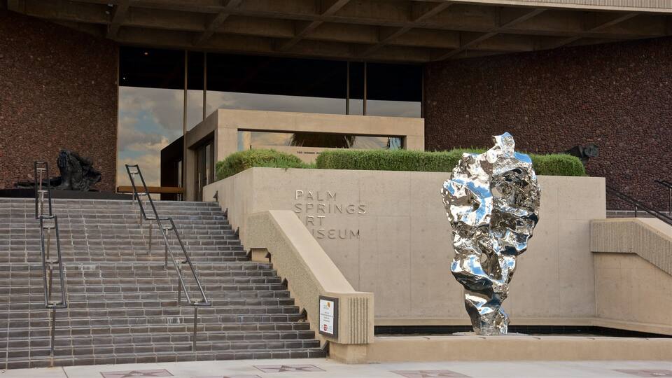 Una escultura frente al Museo de Arte de Palm Springs.