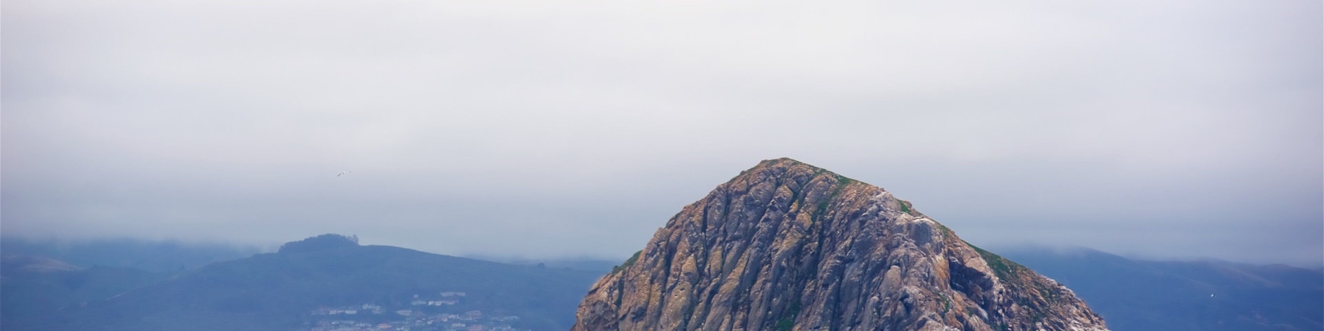Morro Rock mostrando montañas y vistas generales de la costa