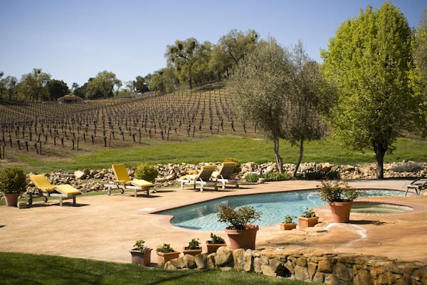 B1CFX0 Vineyards patio and pool at Justin winery Paso Robles California