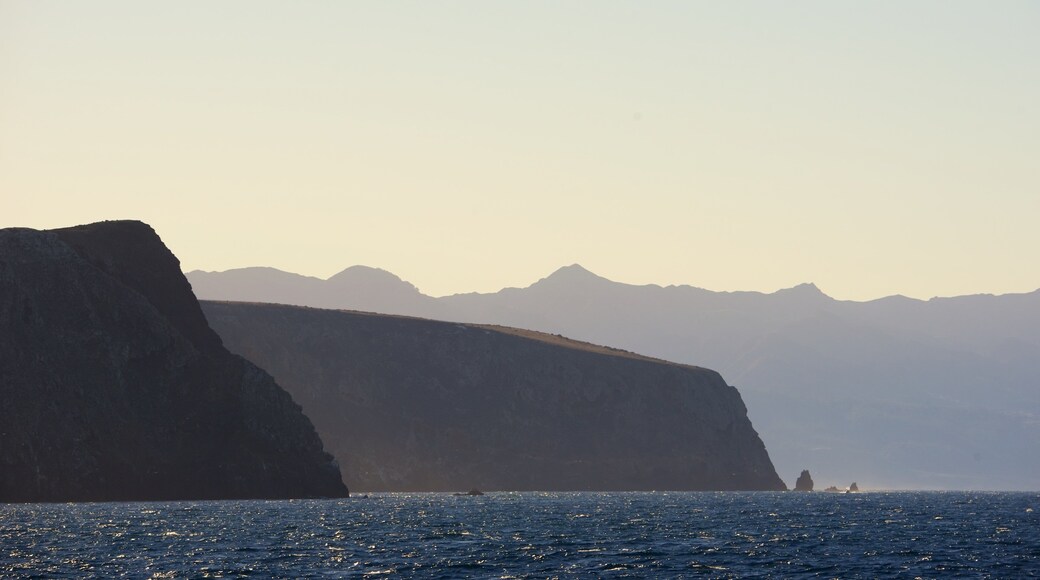 Channel Islands Nationalpark mit einem allgemeine Küstenansicht und Felsküste