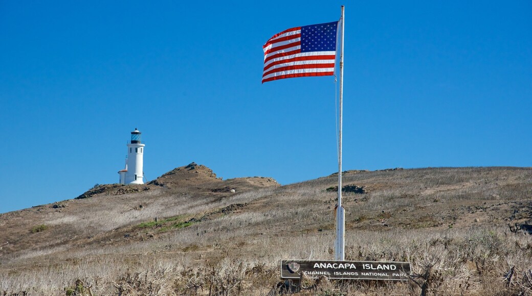 Channel Islands National Park que incluye señalización, escenas tranquilas y un faro