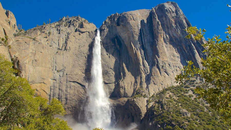 Yosemite Valley mettant en vedette cascade et montagnes