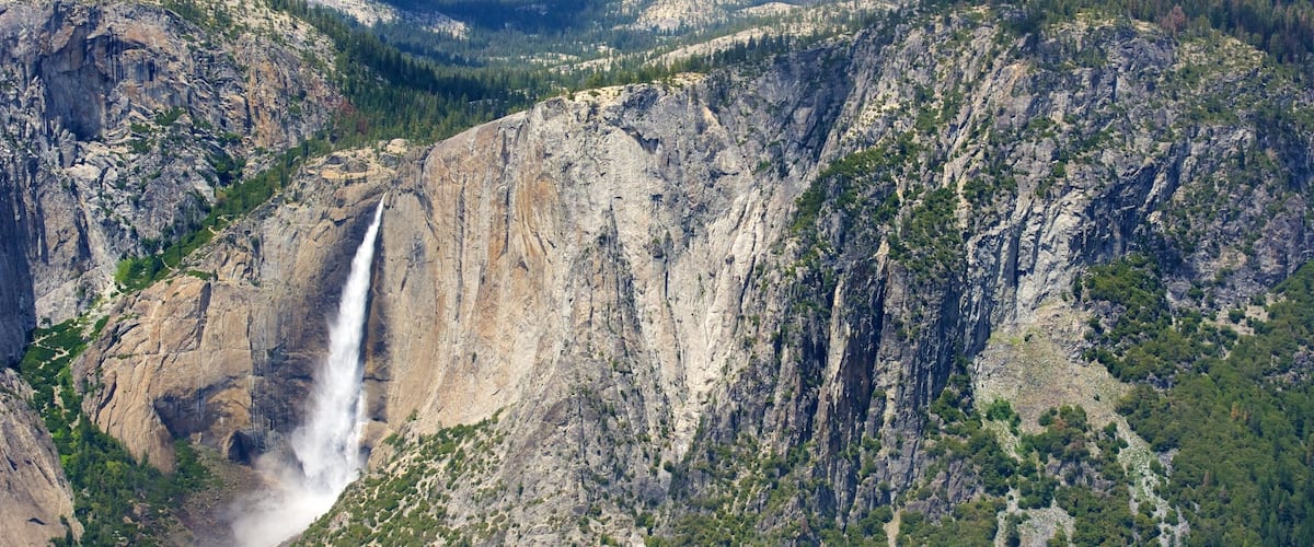 Glacier Point som viser udsigt over landskaber, en kaskade og fredfyldte omgivelser