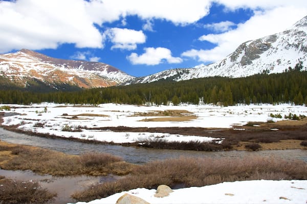 Tuolumne Meadows das einen ruhige Szenerie und Schnee
