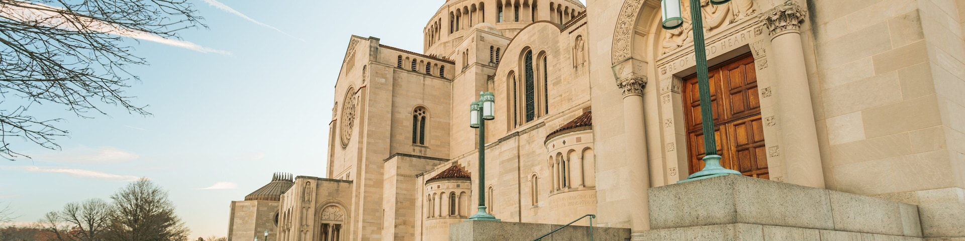 Um edifício grande e histórico, com uma cúpula imponente e janelas em arco.