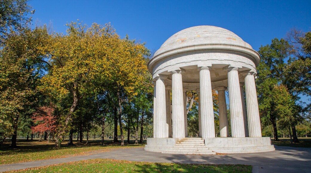 District of Columbia War Memorial showing a park