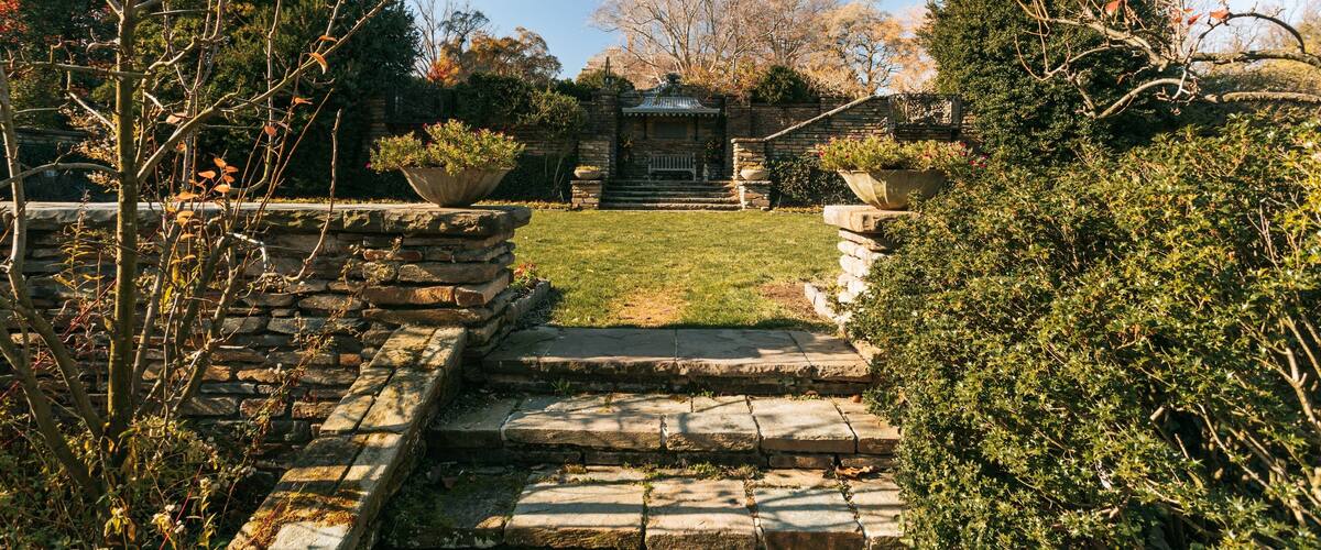 Dumbarton Oaks featuring a park