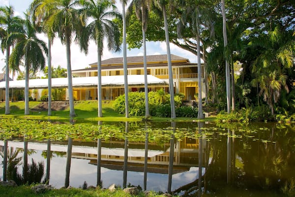 Casa museo Bonnet y jardines mostrando un estanque, un jardín y vistas panorámicas