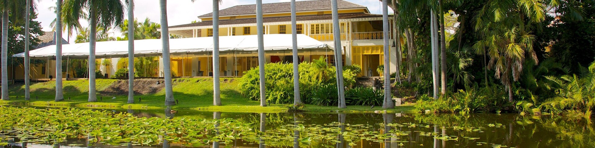 Bonnet House Museum and Gardens que inclui um lago, cenas tropicais e paisagem