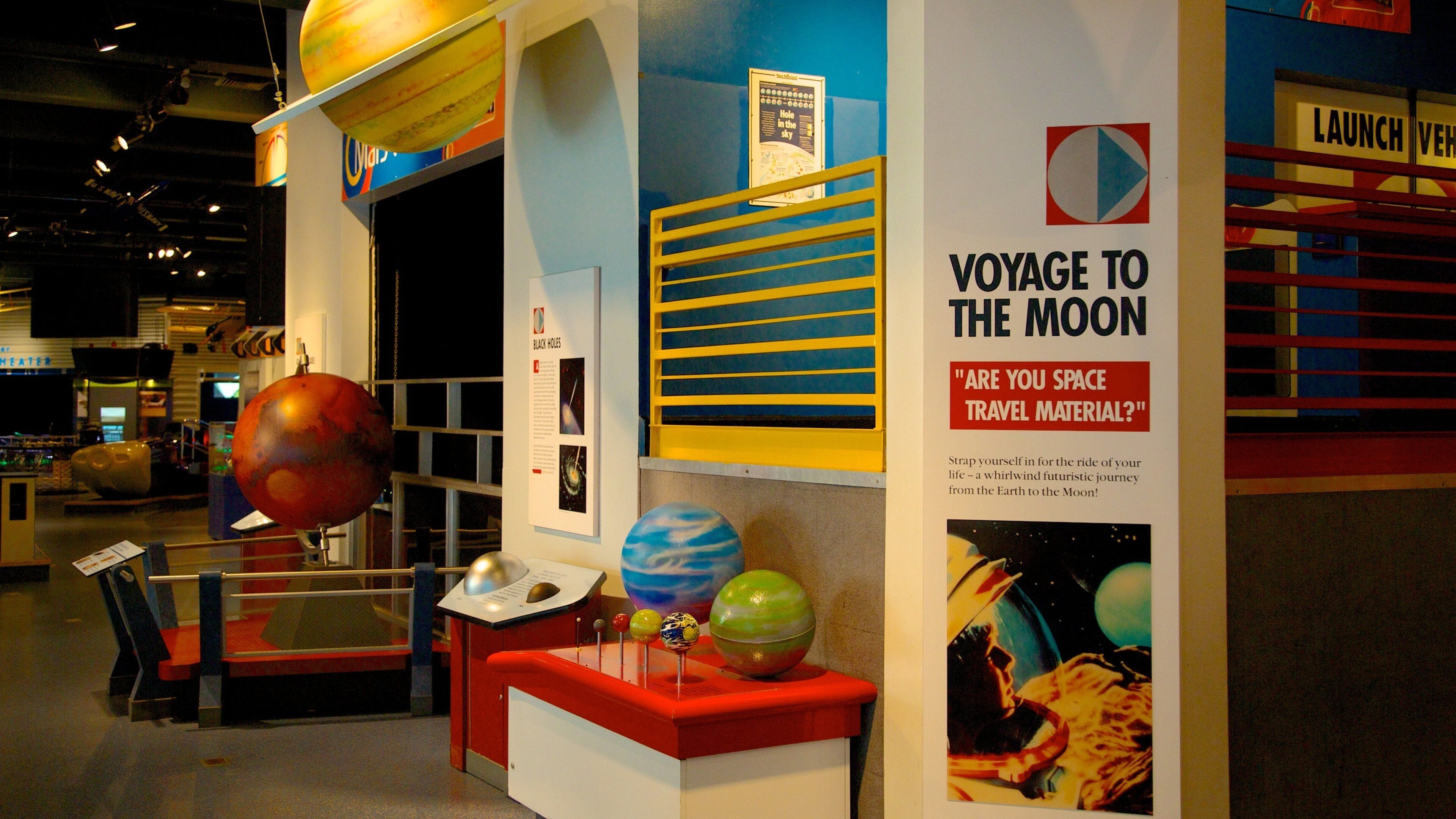 Museum of Discovery and Science que inclui vistas internas e sinalização