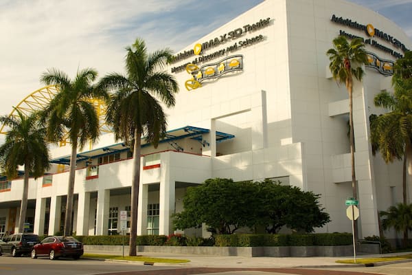 Museum of Discovery and Science og byder på gadeliv