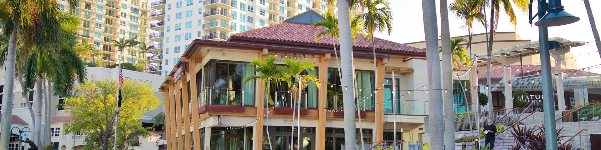 Broward Center for the Performing Arts featuring a garden