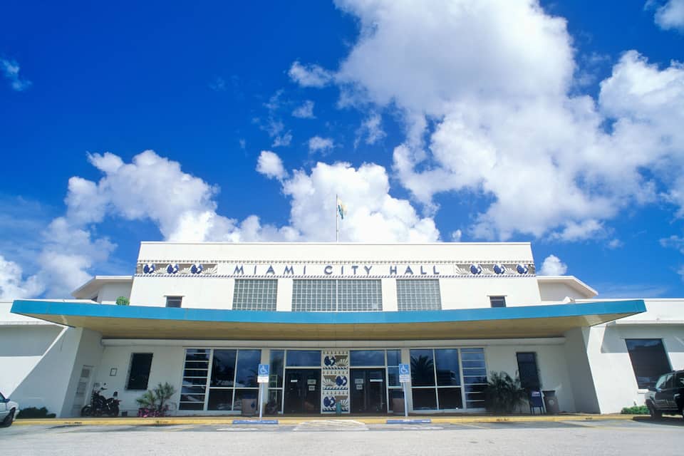 Miami Rathaus mit blauem Himmel und Wolken.