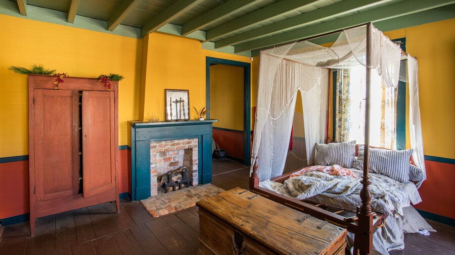 Historic Pensacola Village showing heritage elements and interior views