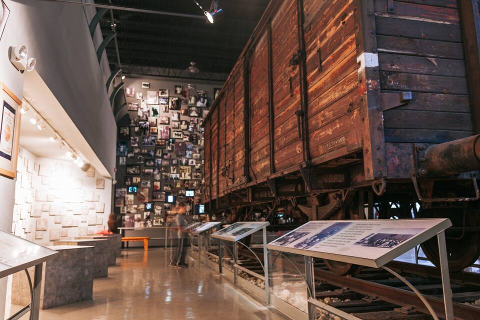 Een museum met een grote treinwagon en informatiepanelen.