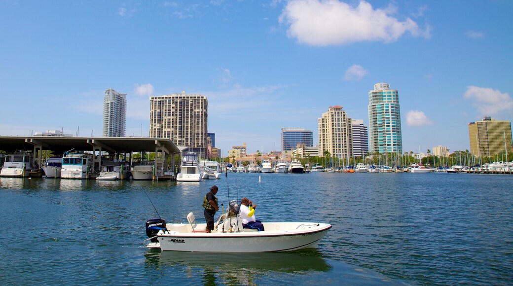 Park Demens Landing bevat vissen, een baai of haven en varen