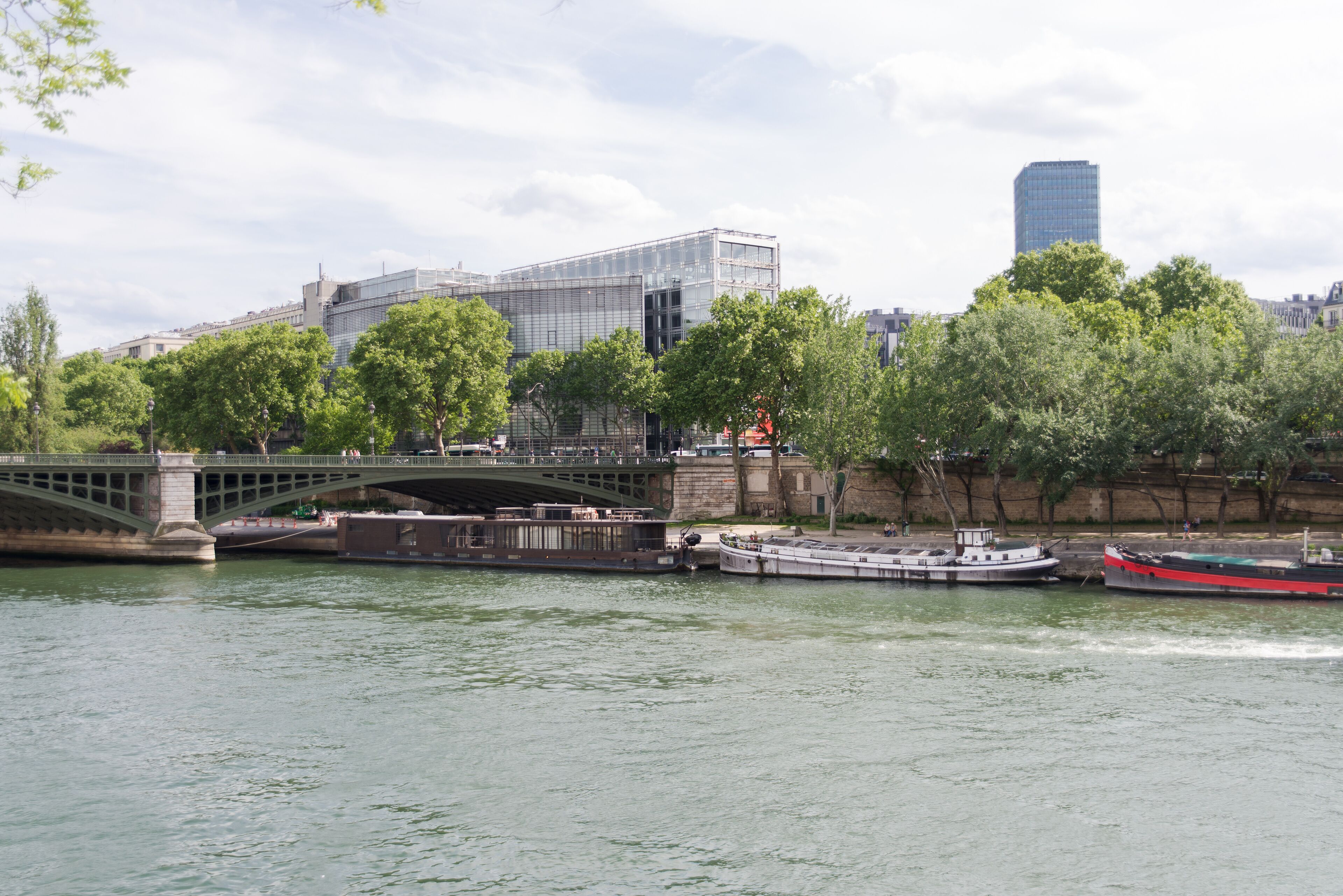Paris, view of the Institut du monde arabe, on the Seine