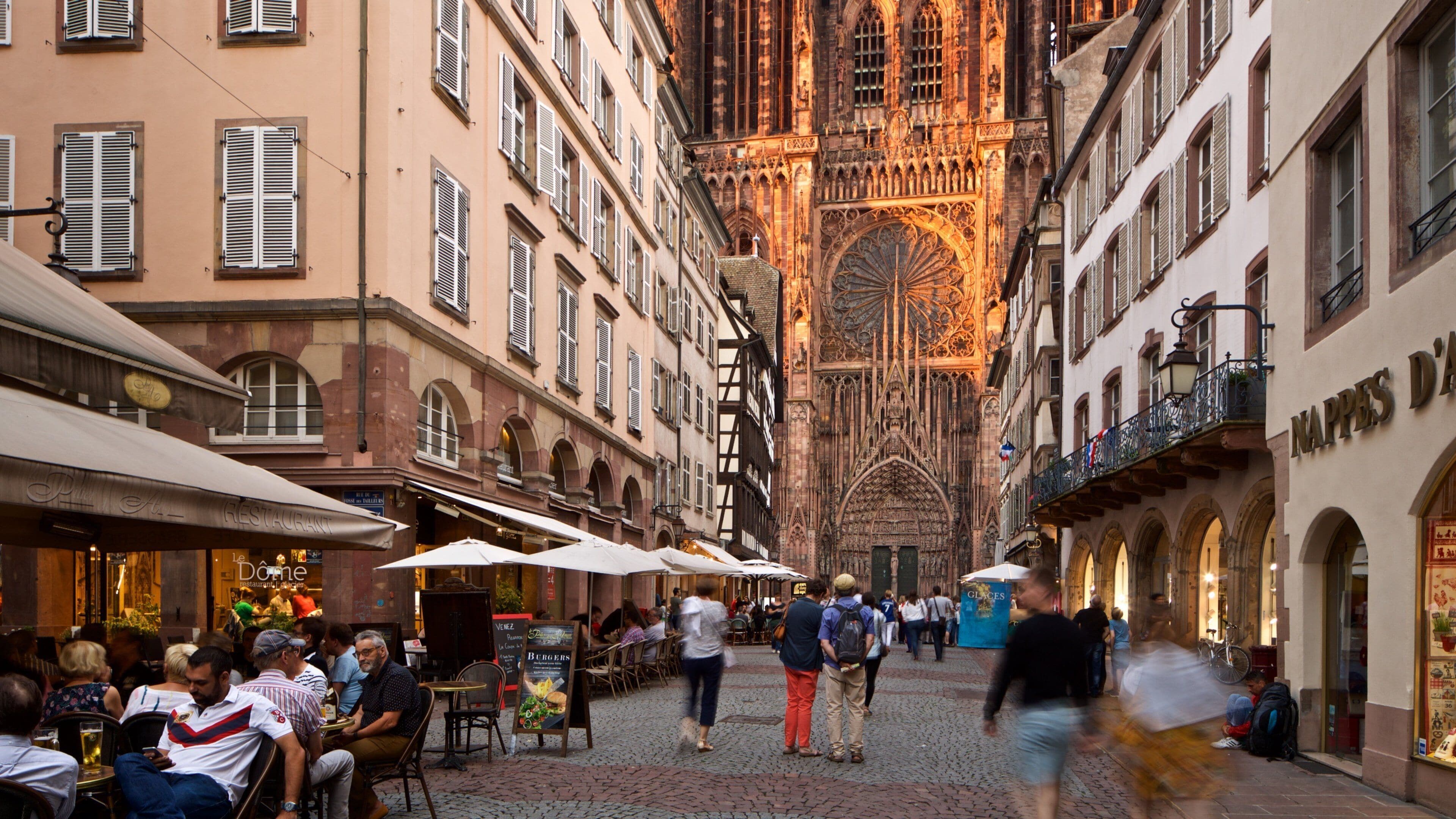 Our Lady of Strasbourg Cathedral showing street scenes, heritage architecture and a church or cathedral