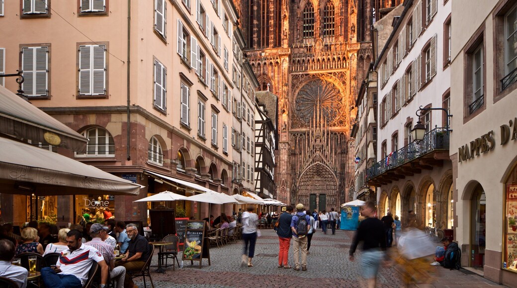 Our Lady of Strasbourg Cathedral showing street scenes, heritage architecture and a church or cathedral
