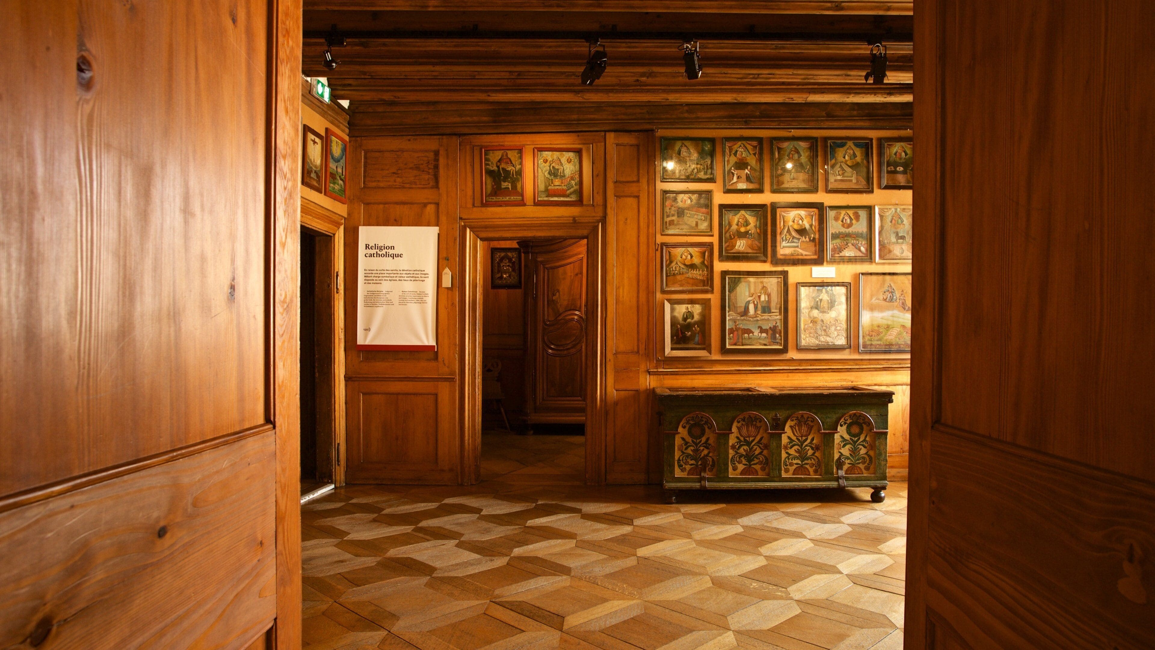 Alsatian Museum which includes interior views, heritage elements and art