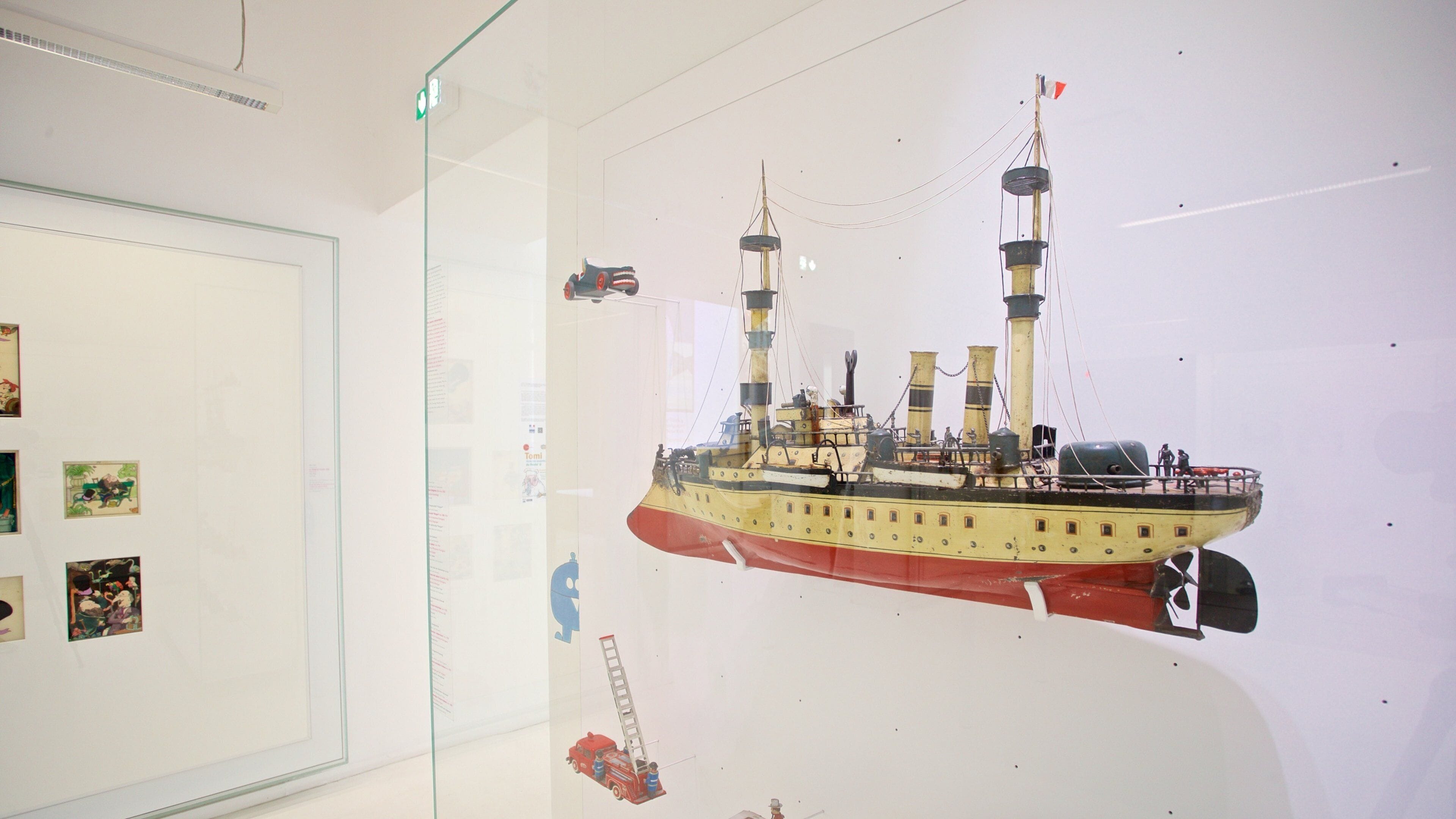 Exhibición de un museo marítimo con un modelo detallado de un barco histórico.