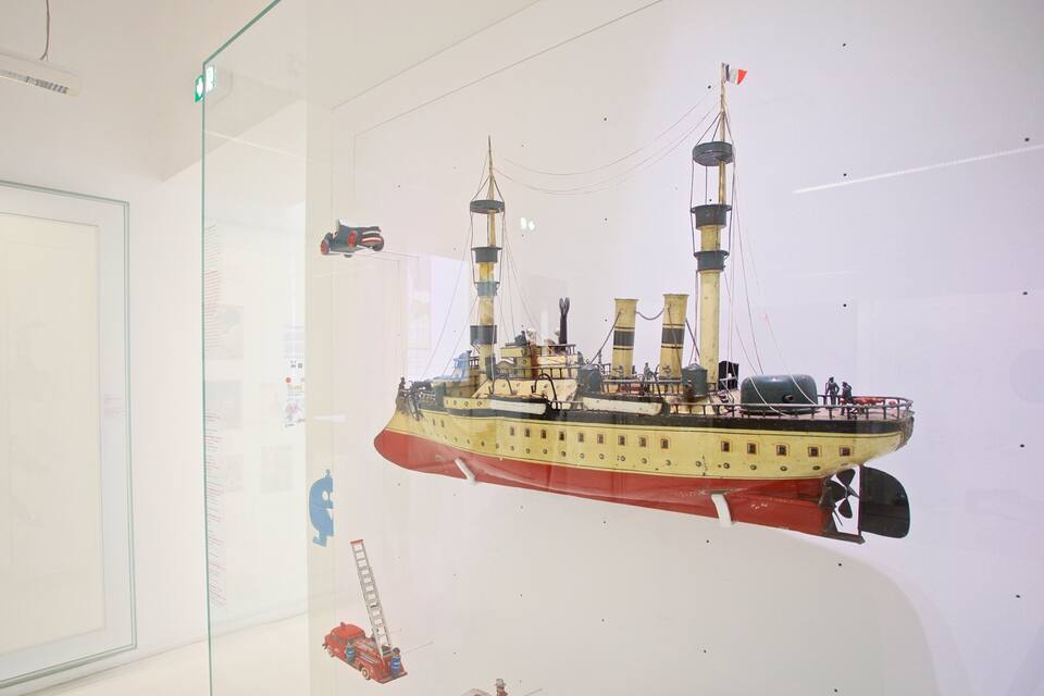 Exhibición de un museo marítimo con un modelo detallado de un barco histórico.