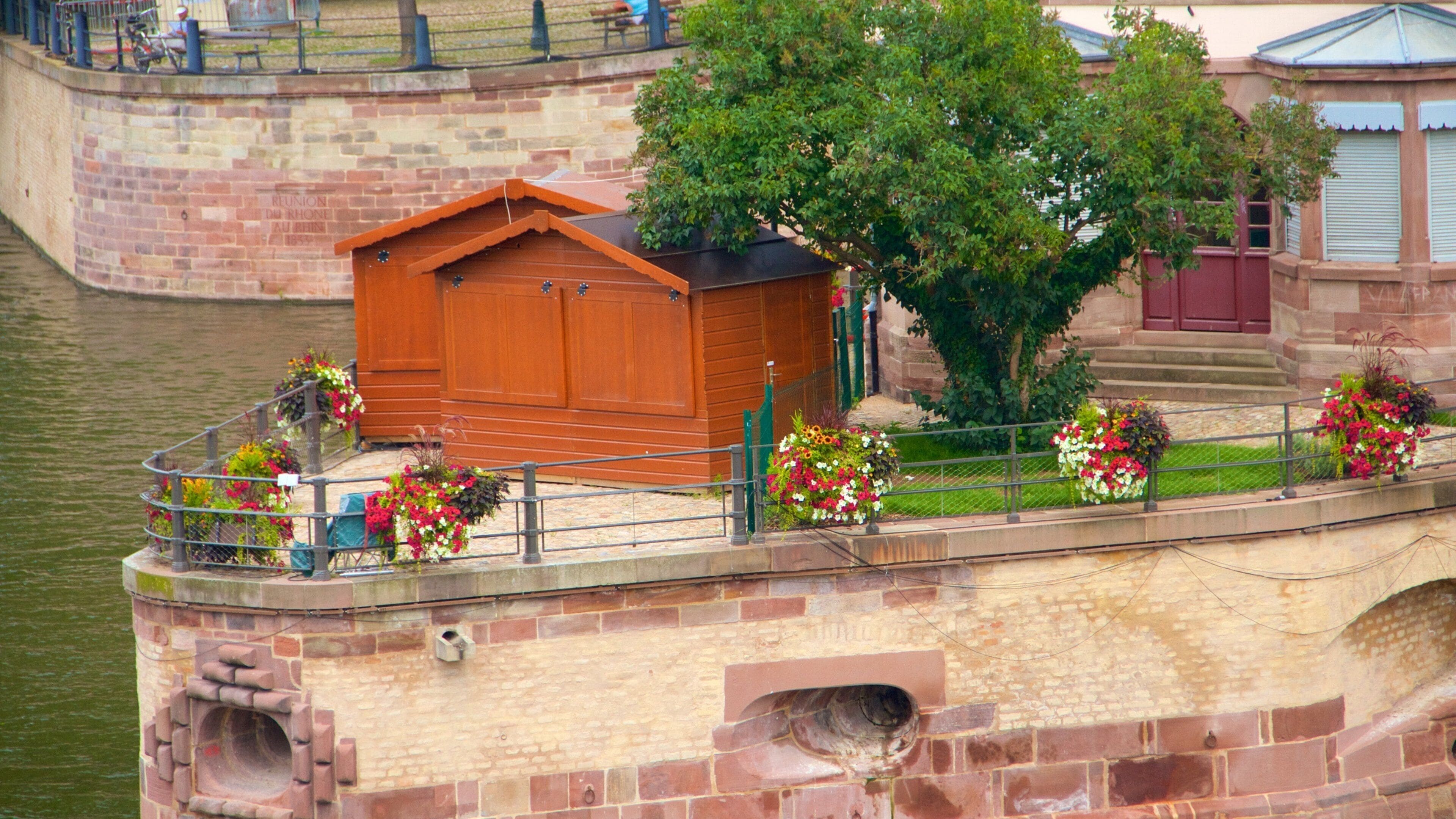 커버드 브리지 을 보여주는 강 또는 시내