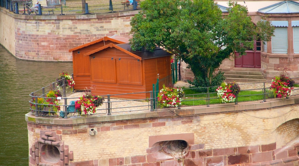 커버드 브리지 을 보여주는 강 또는 시내