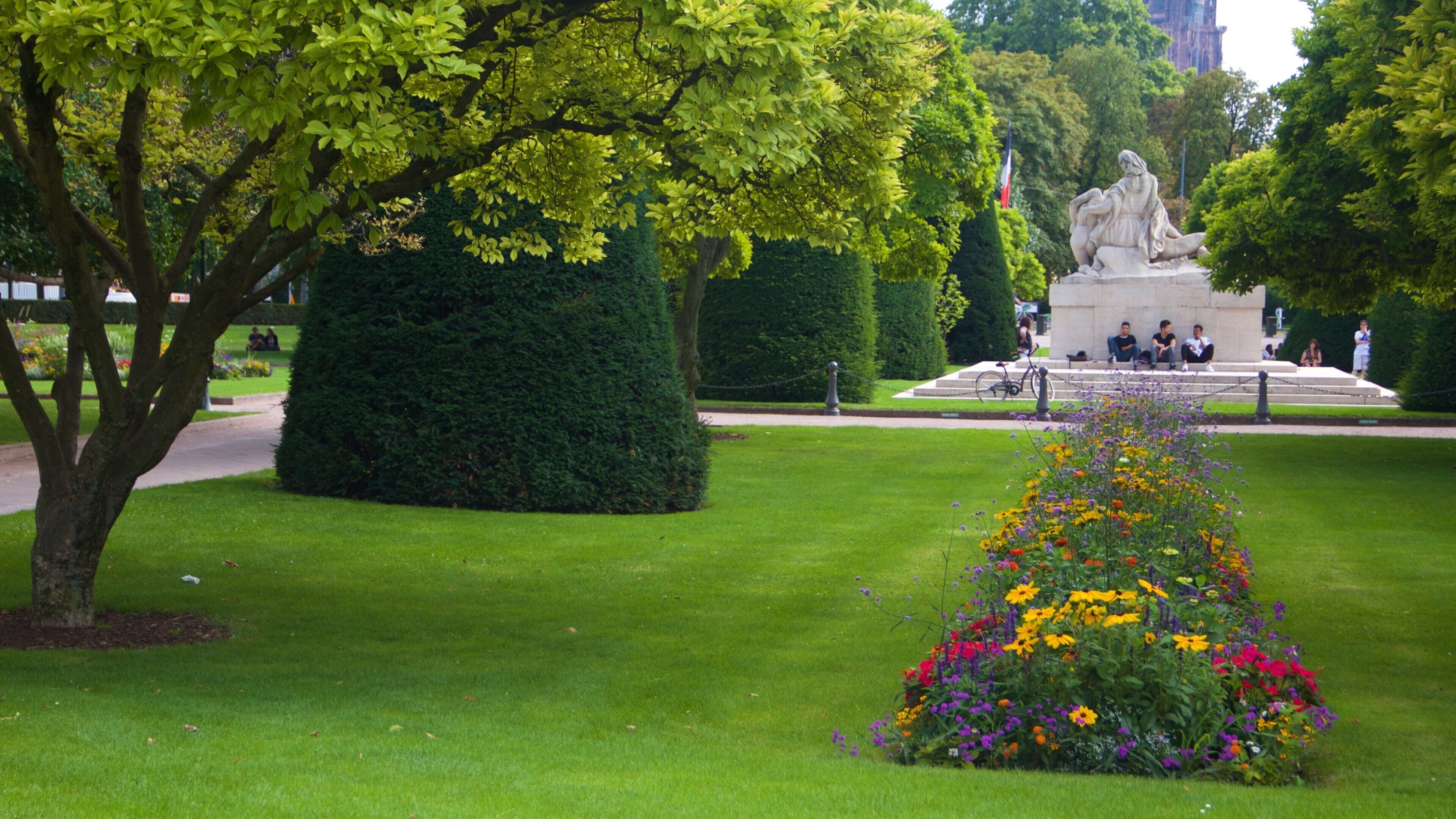 Republic Square featuring flowers and a park