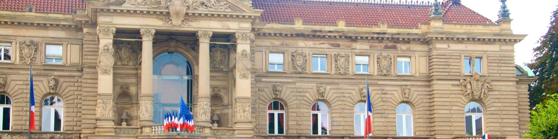 Republic Square showing heritage architecture, flowers and heritage elements