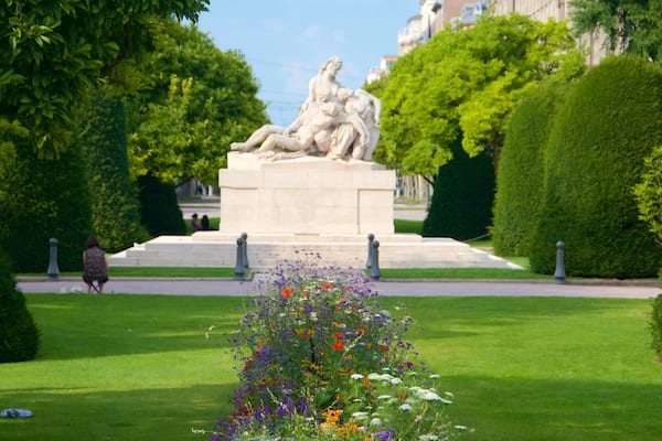Platz der Republik mit einem Garten und Blumen