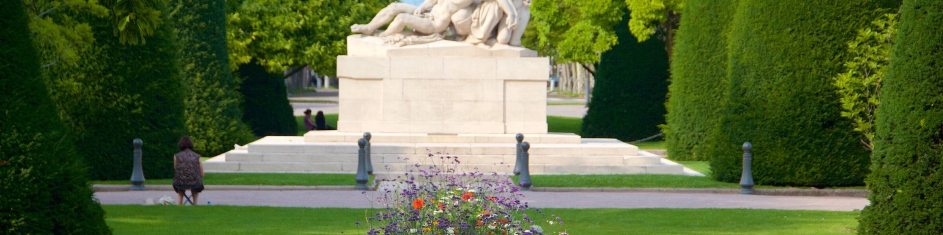 Praça da República mostrando flores e um parque