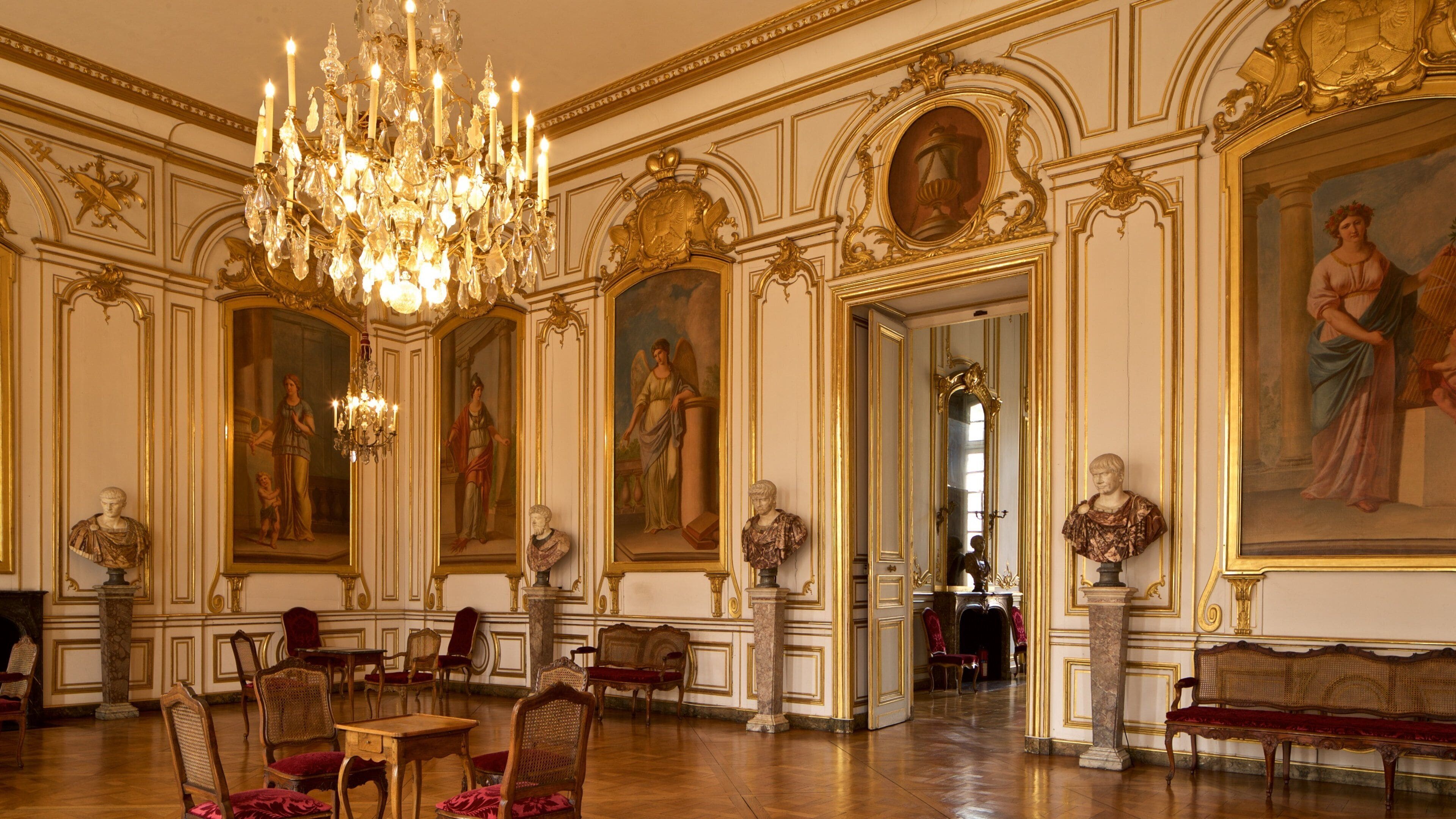 Rohan Palace which includes interior views, art and heritage elements