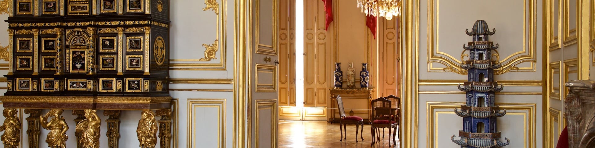 Rohan Palace which includes a castle, interior views and heritage elements