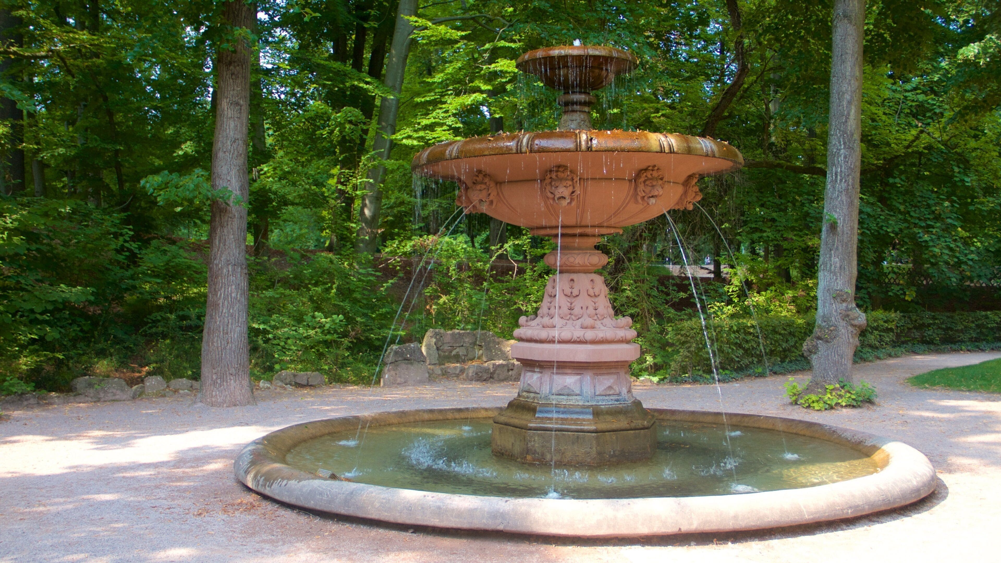 L\'Orangerie Garden som viser fjell og hage