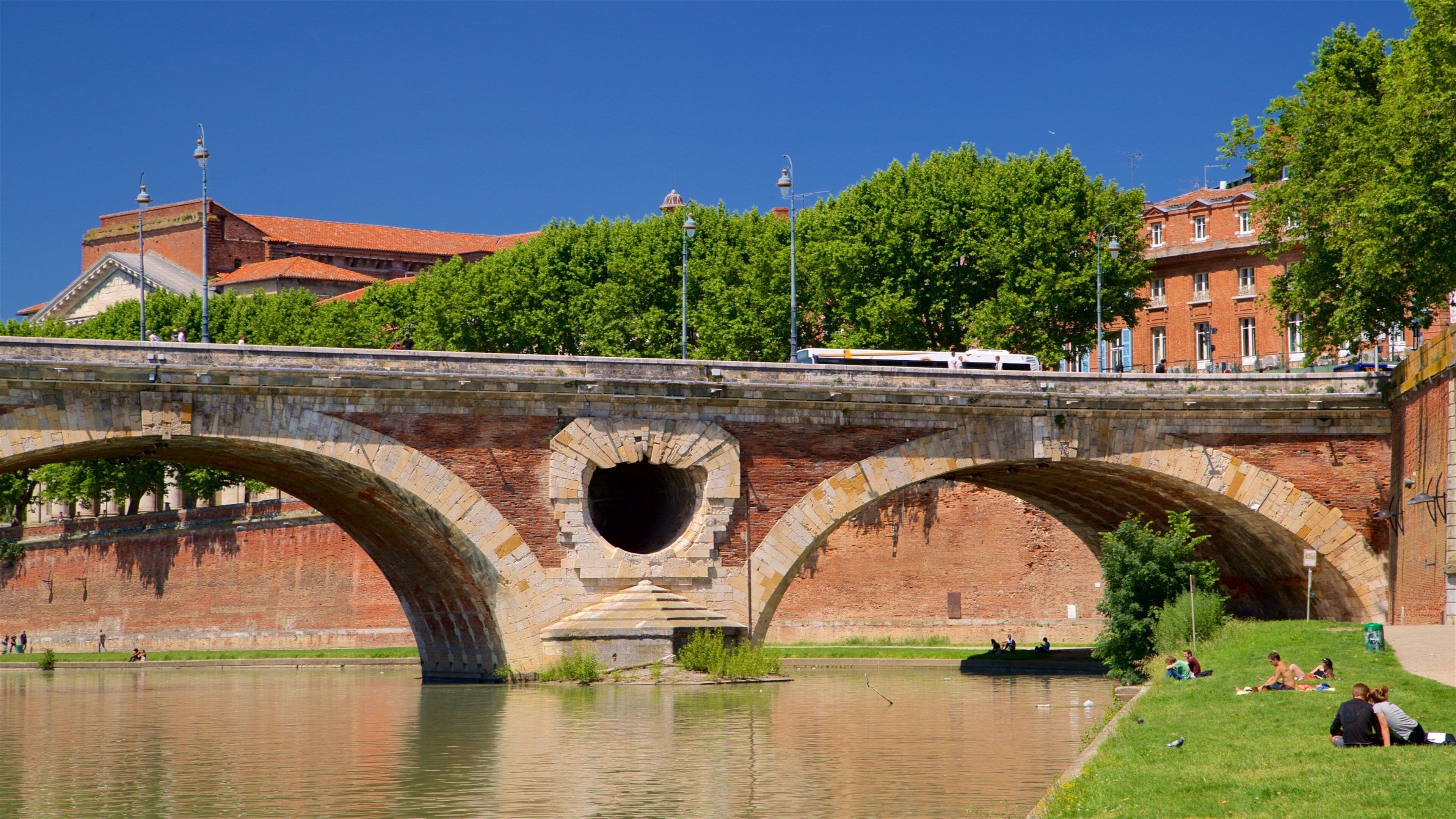 Pont Neuf ofreciendo un río o arroyo y un puente