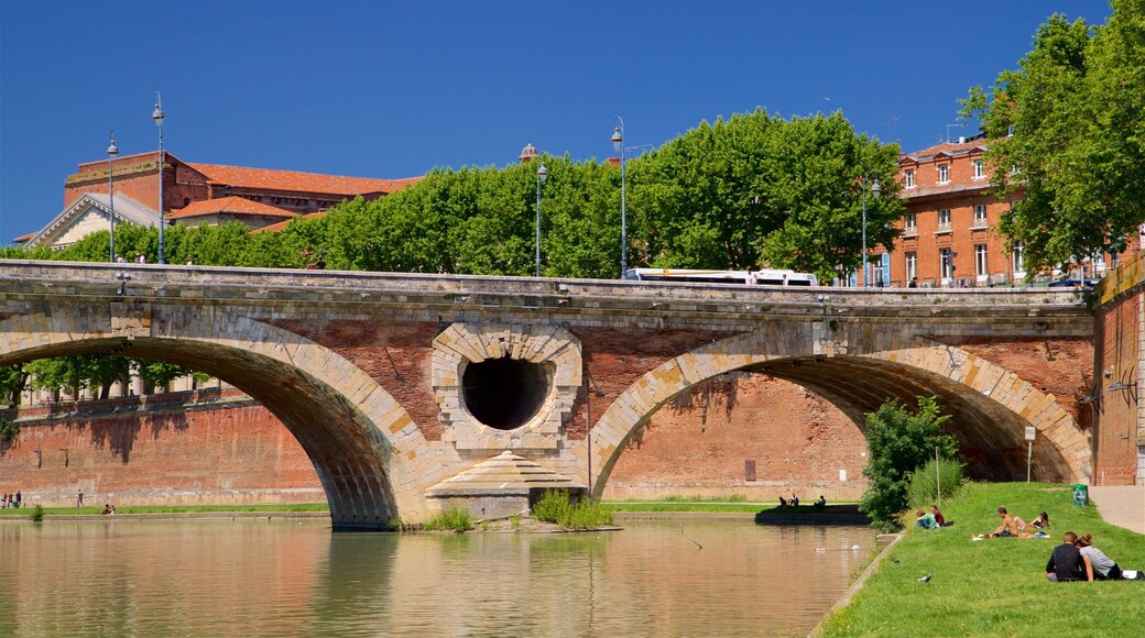 Pont Neuf ofreciendo un río o arroyo y un puente