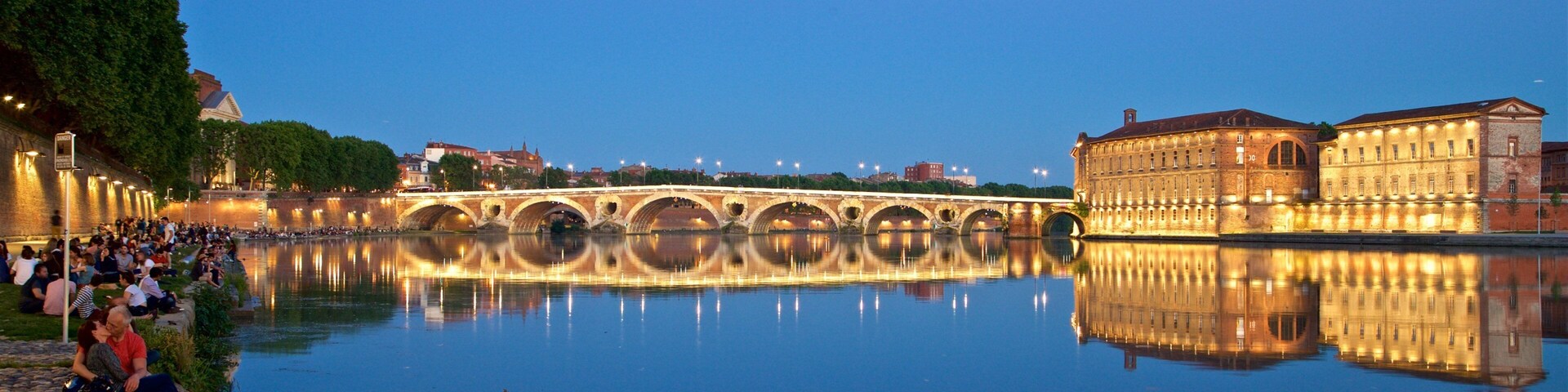 新橋 设有 河流或小溪, 夜景 和 橋樑