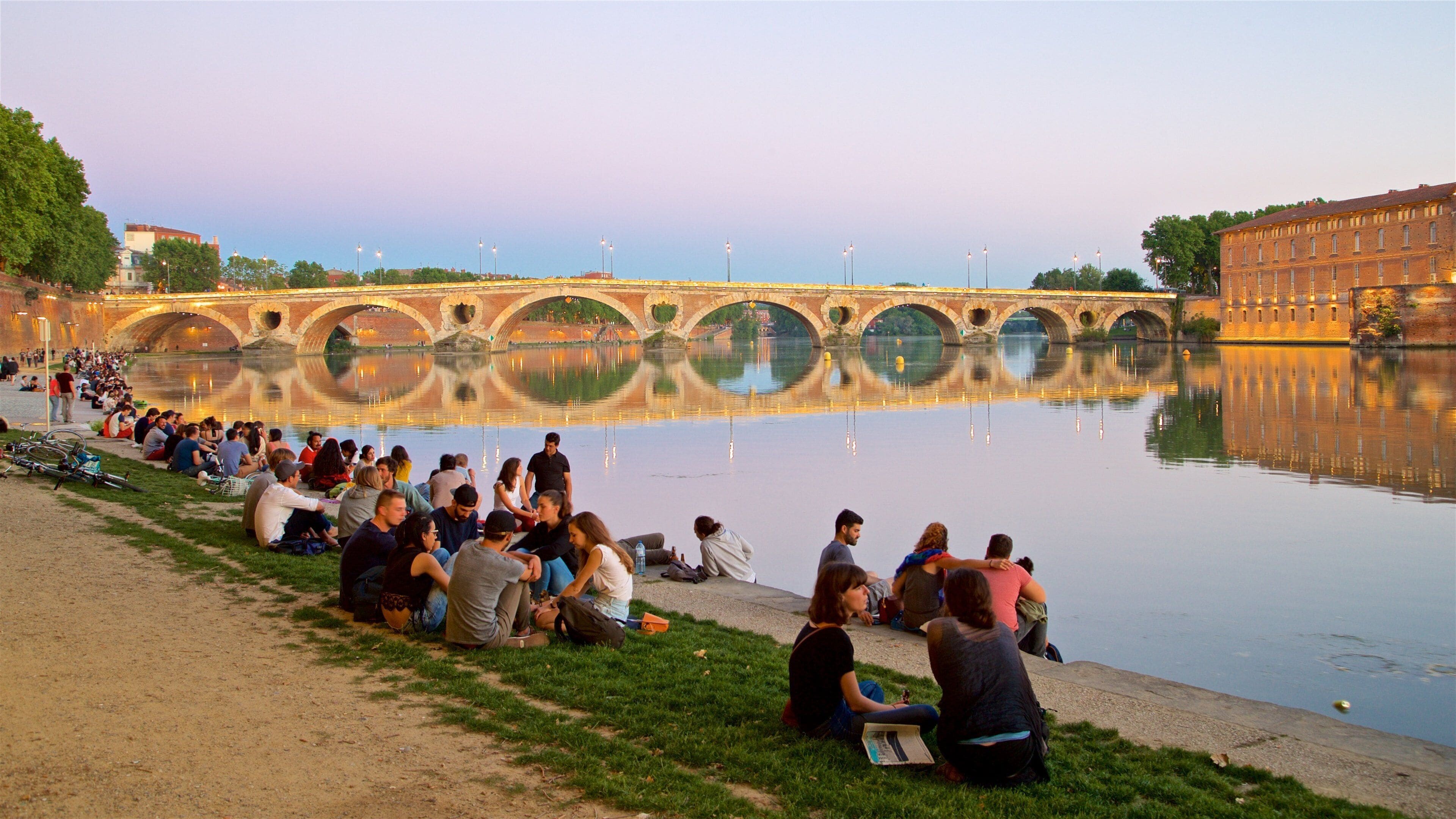 Pont Neuf toont een zonsondergang, een brug en een rivier of beek