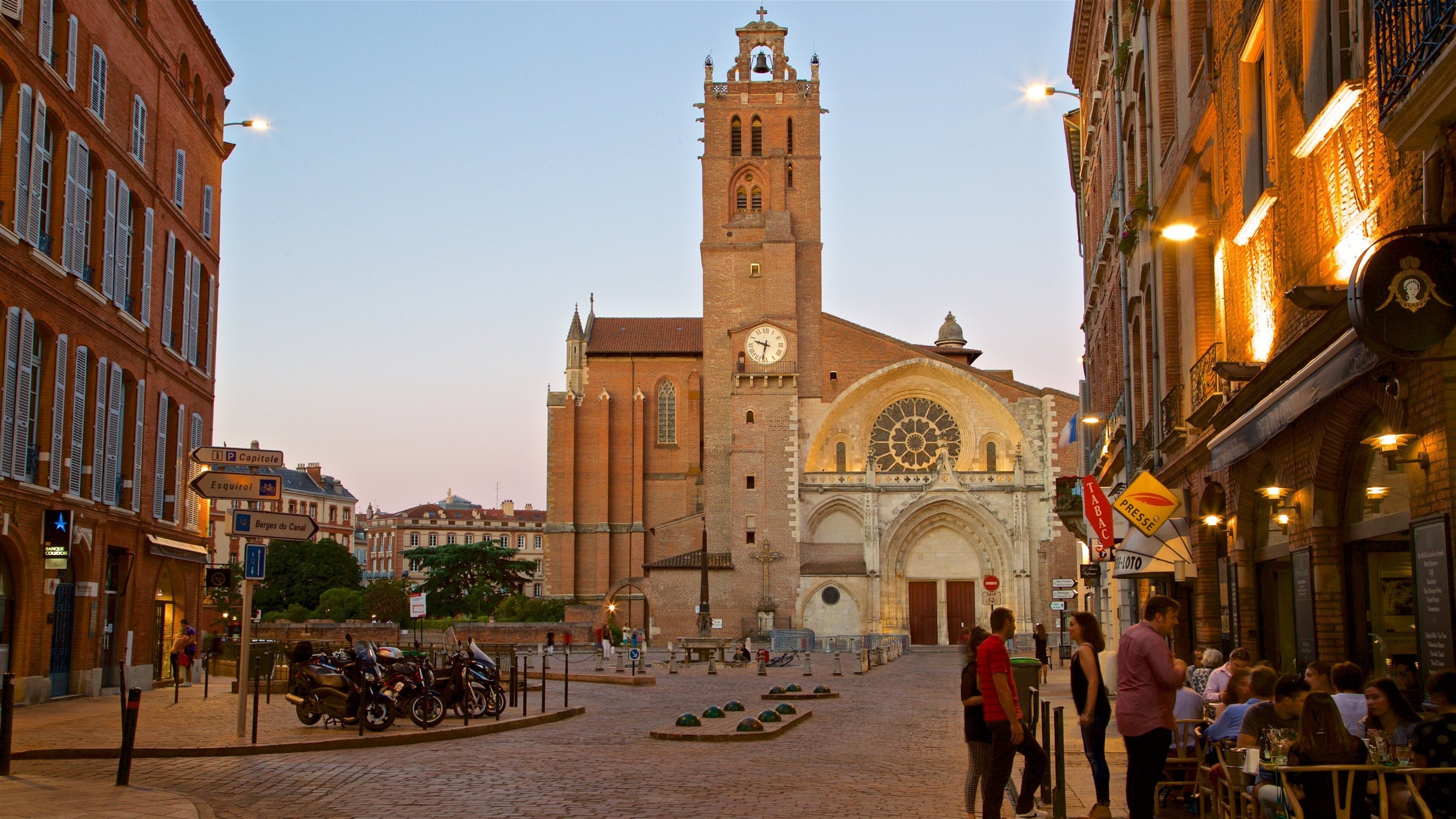 Cathédrale Saint-Étienne mostrando un atardecer, arquitectura patrimonial y una ciudad