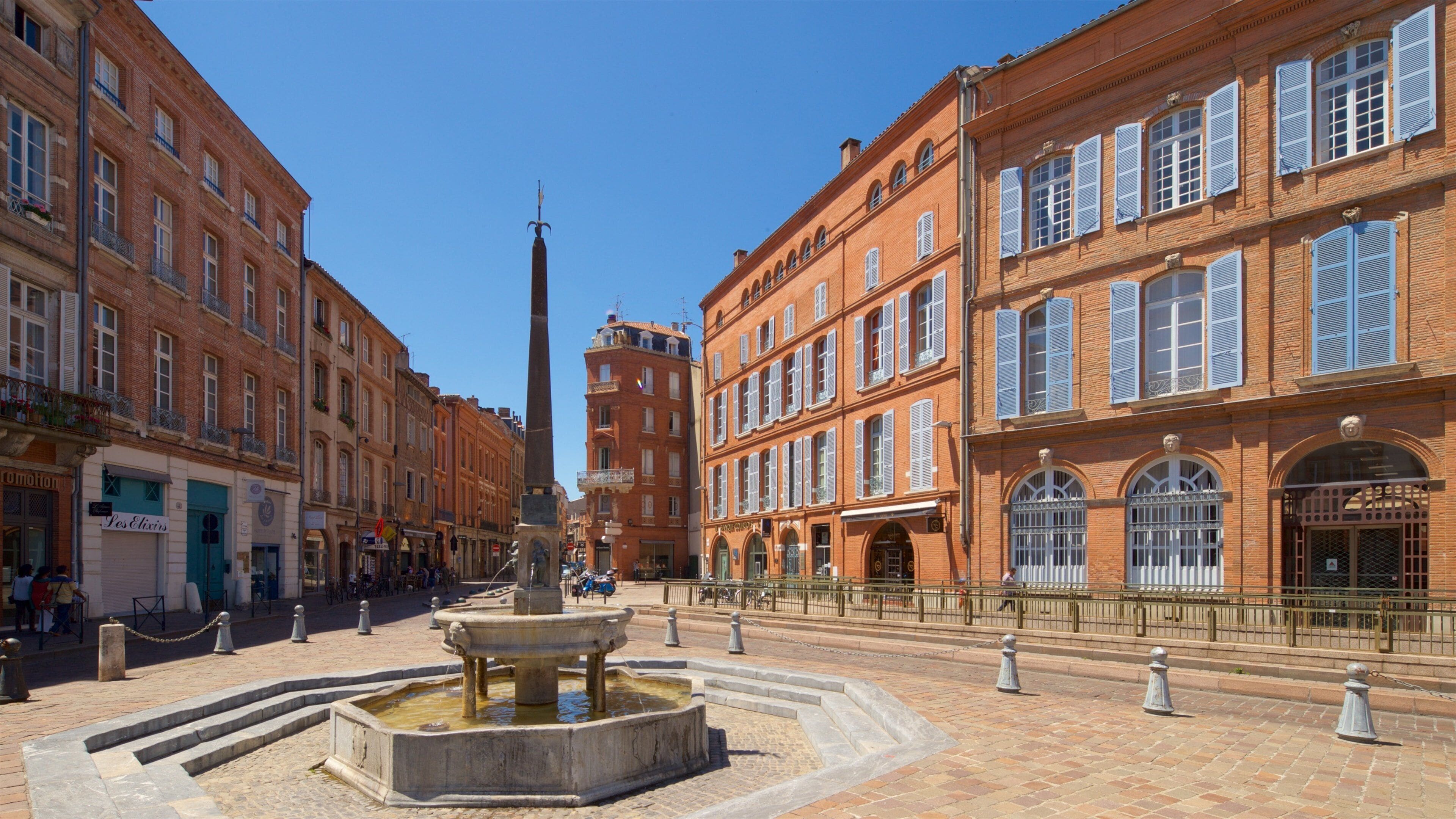 Saint Etienne Cathedrale featuring a fountain and a city